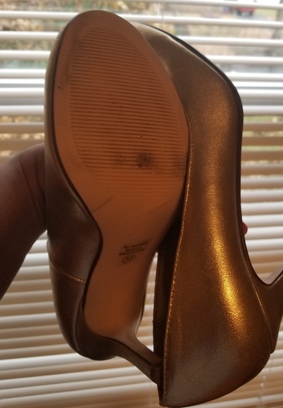 Gold Pumps - Picture 3 of 4